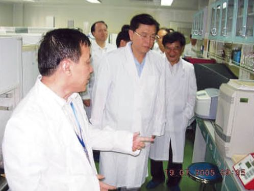 原廣東省委書記張德江視察禽病研究室